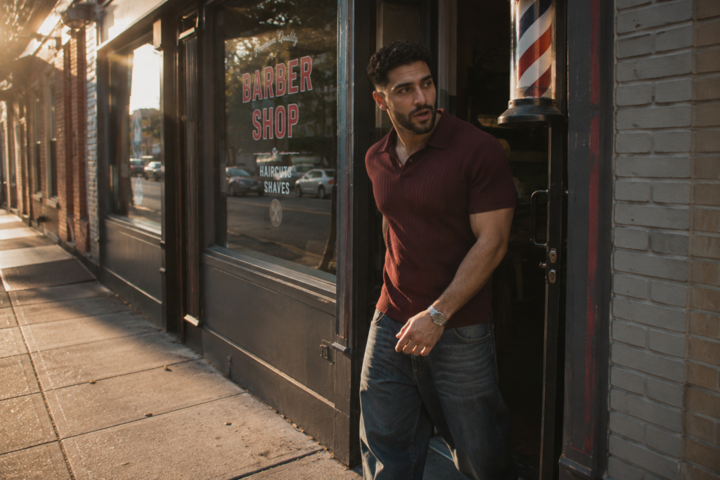 Dark Wash Barrel-Fit Jeans with a Fitted Ribbed Polo